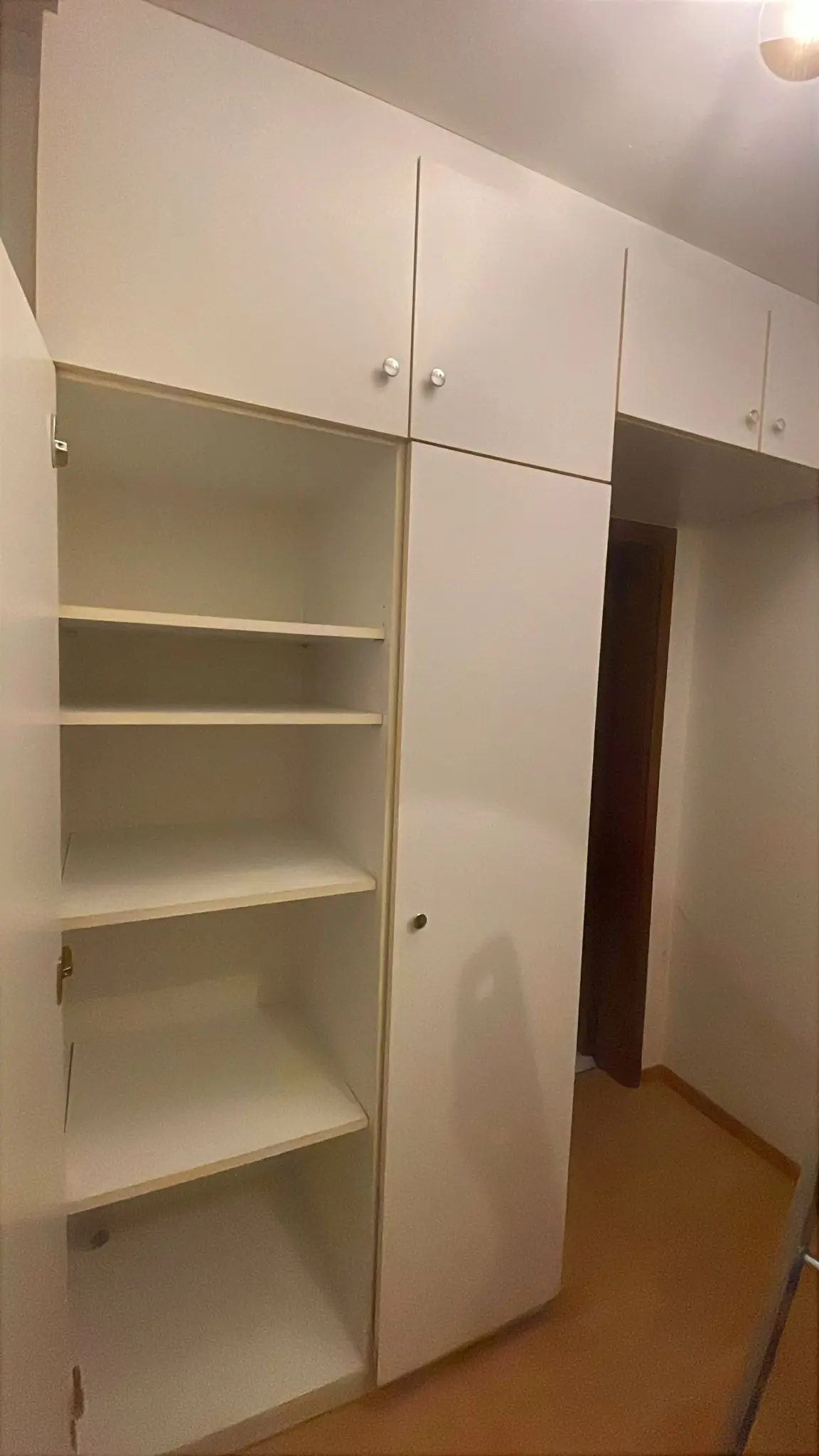 Flurschrank vorher.webp